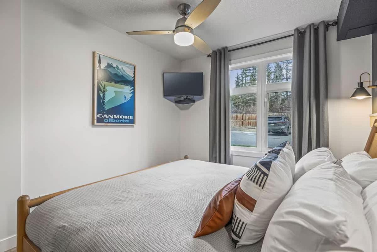 W118 New! Central Canmore- Light Industrial Hotel Room Eksteriør bilde