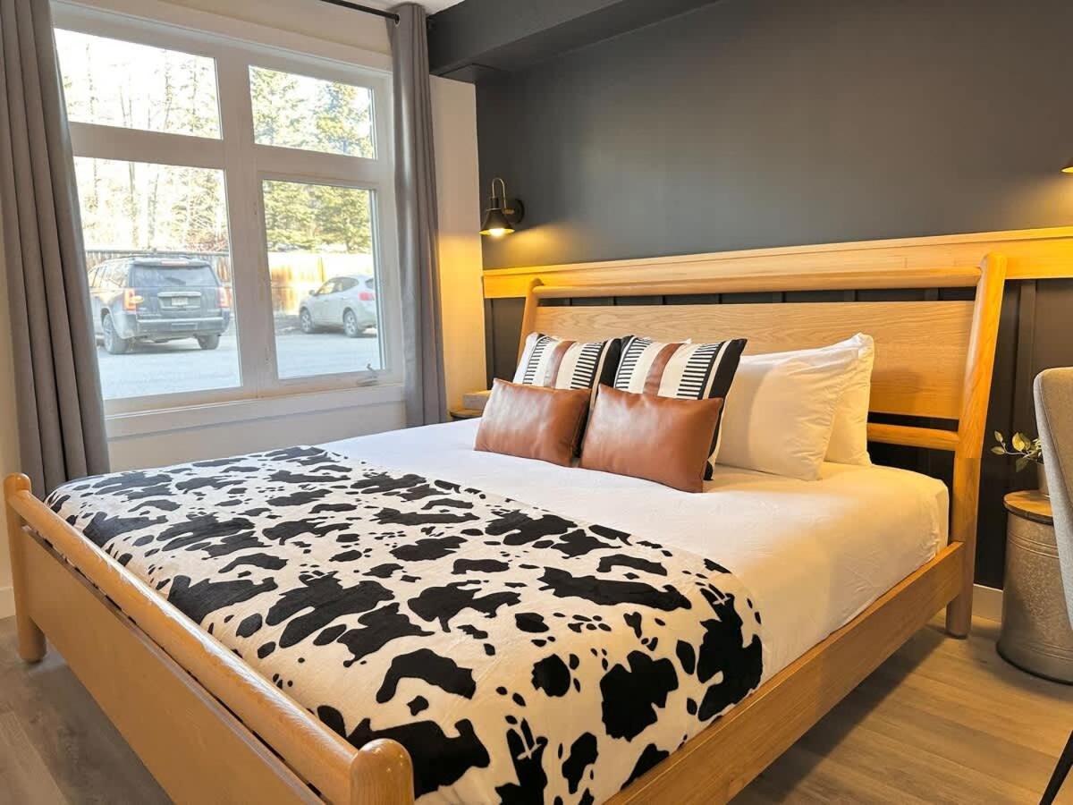 W118 New! Central Canmore- Light Industrial Hotel Room Eksteriør bilde